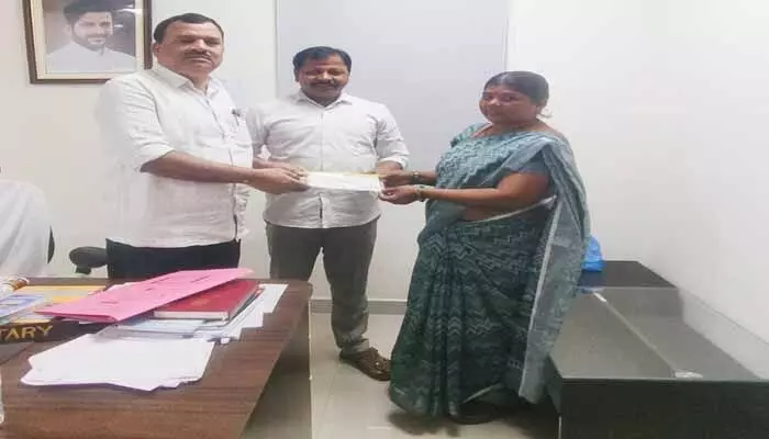 జర్నలిస్టు కుటుంబానికి తెలంగాణ మీడియా అకాడమీ ఆర్థిక సహాయం జర్నలిస్టు కుటుంబానికి తెలంగాణ మీడియా అకాడమీ ఆర్థిక సహాయం