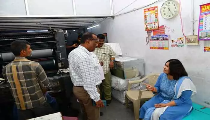 బ్యాలెట్ పేపర్ల ముద్రణలో అత్యంత అప్రమత్తతో వ్యవహరించాలి : కలెక్టర్ విజయేందిర బోయి బ్యాలెట్ పేపర్ల ముద్రణలో అత్యంత అప్రమత్తతో వ్యవహరించాలి : కలెక్టర్ విజయేందిర బోయి