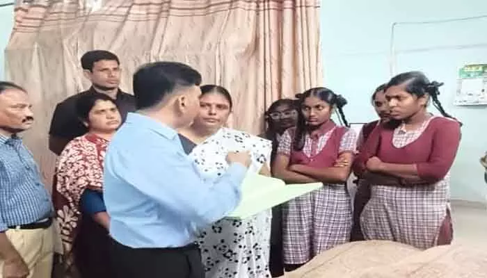 విద్యార్థులకు నాణ్యమైన భోజనాన్ని అందించాలి : కలెక్టర్ చంద్రశేఖర్ విద్యార్థులకు నాణ్యమైన భోజనాన్ని అందించాలి : కలెక్టర్ చంద్రశేఖర్
