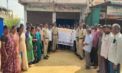 చైన్ స్నాచింగ్స్ పై ప్రజలు అప్రమత్తంగా ఉండాలి : ఎస్సై వీరబాబు