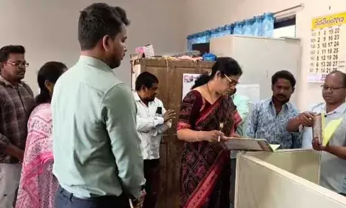 ఆక‌స్మిక‌ తనిఖీలతో హడలెత్తిస్తున్న క‌లెక్ట‌ర్ హ‌రిత