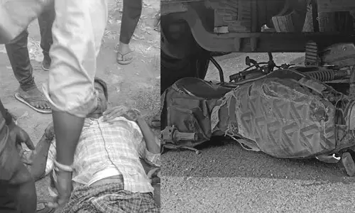ద్విచ‌క్ర వాహ‌నాన్ని ఢీ కొట్టిన లారీ.. వ్య‌క్తికి తీవ్ర గాయాలు