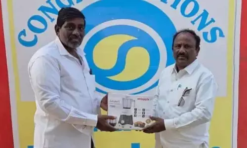 వాహ‌న‌దారుల‌కు సొంత ఖ‌ర్చుల‌తో బ‌హుమ‌తులు