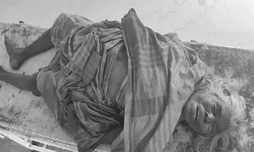 కారు ఢీ కొని వృద్ధురాలు మృతి