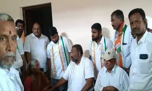 గాయ‌ప‌డిన కార్య‌క‌ర్త‌ను ప‌రామ‌ర్శించిన మంత్రి వాకిటి శ్రీహ‌రి