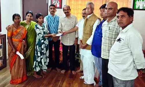 కౌలు రైతు కుటుంబానికి భూమి సునీల్ ఆర్థికసాయం
