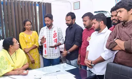 కార్పొరేట్ కాలేజీల్లో ‘ప్రాక్టికల్స్’ మాస్ కాపీయింగ్..! బోర్డు ముందు ఎస్ఎఫ్ఐ ధర్నా