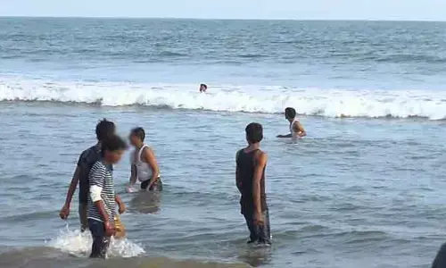 బీచ్‌కు వెళ్లిన నలుగురు విద్యార్థులు.. పుట్టిన రోజు నాడే ఊహించని ఘటన