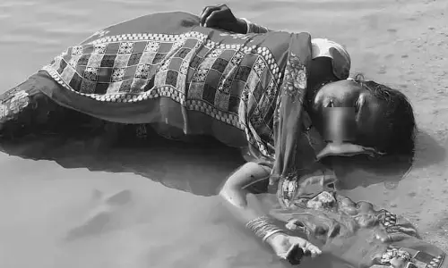 చెరువులో ప‌డి మ‌హిళా అనుమాన‌స్ప‌ద మృతి