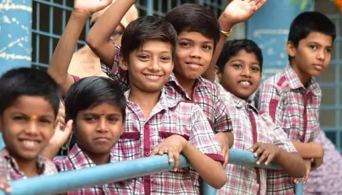 విద్యార్థులకు అలర్ట్..వరుసగా మూడు రోజులు స్కూళ్లకు సెలవులు? విద్యార్థులకు అలర్ట్..వరుసగా మూడు రోజులు స్కూళ్లకు సెలవులు?