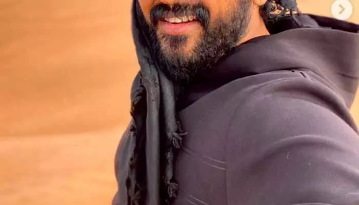 షాకింగ్ లుక్లో దర్శనమిచ్చిన స్టార్ హీరో.. హాట్ టాపిక్గా మారిన ఫొటో షాకింగ్ లుక్లో దర్శనమిచ్చిన స్టార్ హీరో.. హాట్ టాపిక్గా మారిన ఫొటో