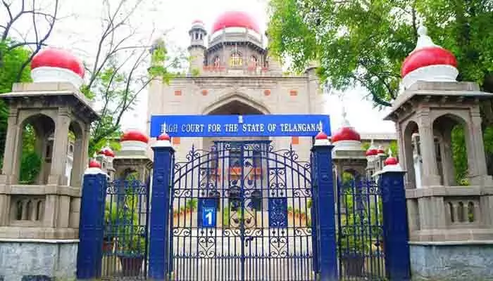 గ్రూప్-1 ఉద్యోగాలకు ఎంపికైన అభ్యర్థులకు ఊరట.. సింగిల్ బెంచ్ ఆదేశాలను కొట్టేసిన డివిజన్ బెంచ్ గ్రూప్-1 ఉద్యోగాలకు ఎంపికైన అభ్యర్థులకు ఊరట.. సింగిల్ బెంచ్ ఆదేశాలను కొట్టేసిన డివిజన్ బెంచ్