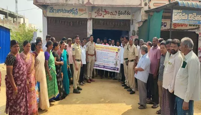 చైన్ స్నాచింగ్స్ పై ప్రజలు అప్రమత్తంగా ఉండాలి : ఎస్సై వీరబాబు చైన్ స్నాచింగ్స్ పై ప్రజలు అప్రమత్తంగా ఉండాలి : ఎస్సై వీరబాబు