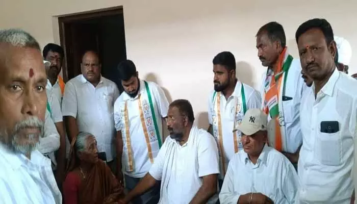 గాయపడిన కార్యకర్తను పరామర్శించిన మంత్రి వాకిటి శ్రీహరి గాయపడిన కార్యకర్తను పరామర్శించిన మంత్రి వాకిటి శ్రీహరి