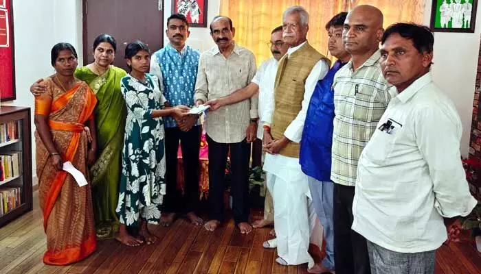 కౌలు రైతు కుటుంబానికి భూమి సునీల్ ఆర్థికసాయం కౌలు రైతు కుటుంబానికి భూమి సునీల్ ఆర్థికసాయం