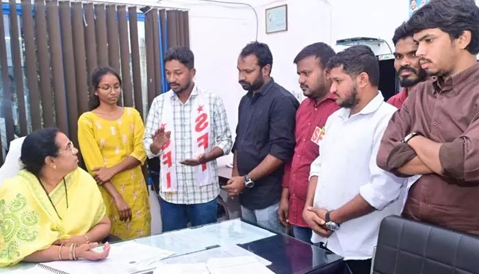 కార్పొరేట్ కాలేజీల్లో ‘ప్రాక్టికల్స్’ మాస్ కాపీయింగ్..! బోర్డు ముందు ఎస్ఎఫ్ఐ ధర్నా కార్పొరేట్ కాలేజీల్లో ‘ప్రాక్టికల్స్’ మాస్ కాపీయింగ్..! బోర్డు ముందు ఎస్ఎఫ్ఐ ధర్నా