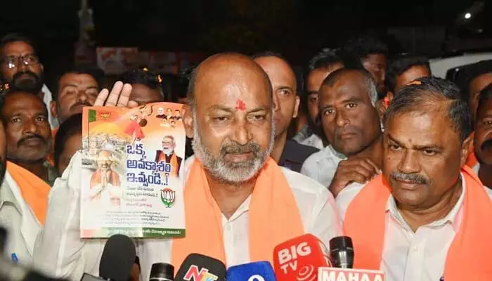 నీకు చేతకాదని ఒప్పుకో.. నేను రంగంలోకి దిగుతా: CM రేవంత్కు బండి సంజయ్ సవాల్ నీకు చేతకాదని ఒప్పుకో.. నేను రంగంలోకి దిగుతా: CM రేవంత్కు బండి సంజయ్ సవాల్