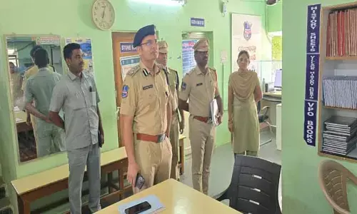 రఘునాథపల్లి పోలీస్ స్టేషన్ ను సీపీ ఆకస్మిక తనిఖీ