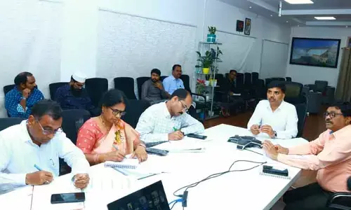 పోస్టల్ బ్యాలెట్ సౌకర్యాన్ని సద్వినియోగం చేసుకోవాలి : క‌లెక్ట‌ర్ బి. చంద్ర‌శేఖ‌ర్