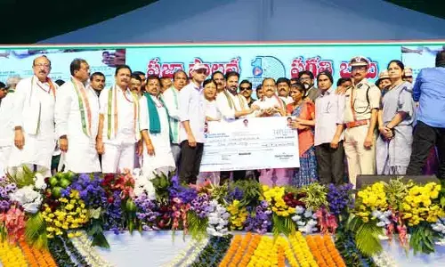 సౌమ్య కుటుంబానికి రూ.1కోటి రూపాయల చెక్కు అందజేత