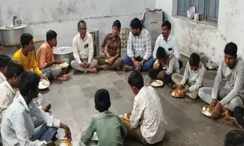 మెనూ ప్రకారం విద్యార్థులకు ఆహారం అందించాలి : త‌హ‌శీల్దార్ వ‌ర‌ప్ర‌సాద్