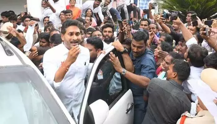 జగన్ గుంటూరు పర్యటన.. ఐదుగురు నేతలపై కేసులు నమోదు జగన్ గుంటూరు పర్యటన.. ఐదుగురు నేతలపై కేసులు నమోదు