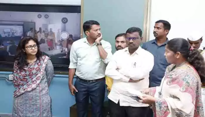 సమయం పాటించని పీఓ, ఏపీఓలకు నోటీసులు ఇవ్వండి : కలెక్టర్ సిక్తా పట్నాయక్ సమయం పాటించని పీఓ, ఏపీఓలకు నోటీసులు ఇవ్వండి : కలెక్టర్ సిక్తా పట్నాయక్