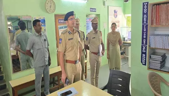రఘునాథపల్లి పోలీస్ స్టేషన్ ను సీపీ ఆకస్మిక తనిఖీ రఘునాథపల్లి పోలీస్ స్టేషన్ ను సీపీ ఆకస్మిక తనిఖీ
