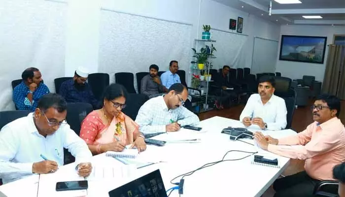 పోస్టల్ బ్యాలెట్ సౌకర్యాన్ని సద్వినియోగం చేసుకోవాలి : కలెక్టర్ బి. చంద్రశేఖర్ పోస్టల్ బ్యాలెట్ సౌకర్యాన్ని సద్వినియోగం చేసుకోవాలి : కలెక్టర్ బి. చంద్రశేఖర్