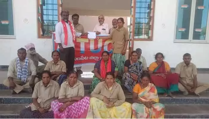 గ్రామ పంచాయతీ కార్మికులకు పెండింగ్ వేతనాలు చెల్లించాలి : ఏఐటీయూసీ గ్రామ పంచాయతీ కార్మికులకు పెండింగ్ వేతనాలు చెల్లించాలి : ఏఐటీయూసీ