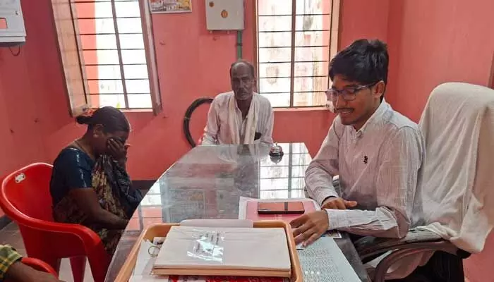 ఇందిరమ్మ ఇళ్ల ప్రోసీడింగ్ కాపీలను ఇవ్వకపోతే ఆత్మహత్య చేసుకుంటా ఇందిరమ్మ ఇళ్ల ప్రోసీడింగ్ కాపీలను ఇవ్వకపోతే ఆత్మహత్య చేసుకుంటా