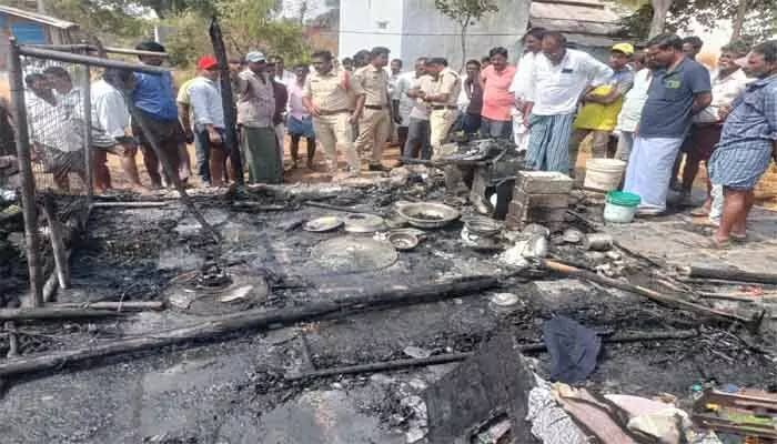 షార్ట్ సర్క్యూట్ తో గుడిసె దగ్ధం షార్ట్ సర్క్యూట్ తో గుడిసె దగ్ధం