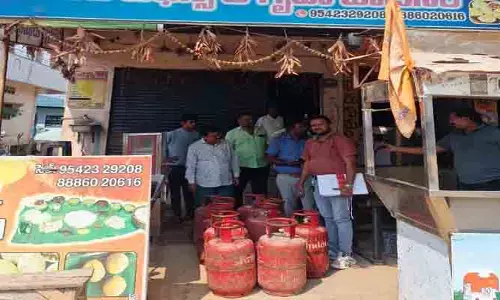 హోట‌ళ్ల పై సివిల్ స‌ప్లై అధికారుల మెరుపు దాడులు