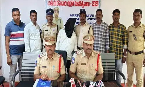 రోకలి బండతో కొట్టి... బంగారు ఆభరణాలు అపహారణ