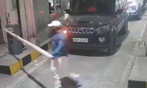SUV కార్ల‌తో ఎంట్రీ..టోల్ గేట్ సిబ్బందిపై 15 మంది దాడి...షాకింగ్ వీడియో వైర‌ల్‌