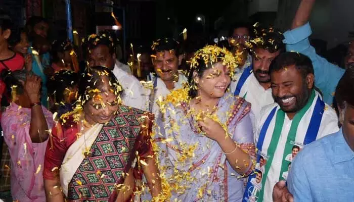 బొత్స అనూష రాజకీయ అరంగేట్రం ఖరారైందా? : ఉత్తరాంధ్రలో మారుతున్న సమీకరణాలు బొత్స అనూష రాజకీయ అరంగేట్రం ఖరారైందా? : ఉత్తరాంధ్రలో మారుతున్న సమీకరణాలు