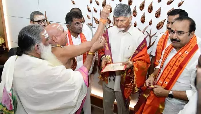 శ్రీశైలంలో మహాశివరాత్రి బ్రహ్మోత్సవాలు.. సీఎంకు ఆహ్వానం శ్రీశైలంలో మహాశివరాత్రి బ్రహ్మోత్సవాలు.. సీఎంకు ఆహ్వానం