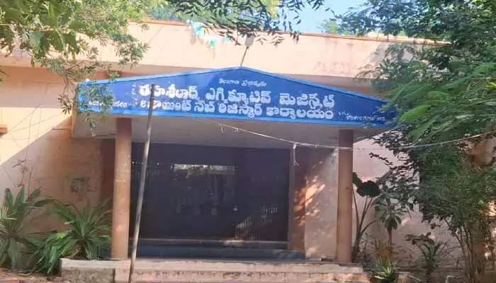 పేదవాడి మెతుకు కార్డుపై అధికారుల నిర్లక్ష్యం పేదవాడి మెతుకు కార్డుపై అధికారుల నిర్లక్ష్యం