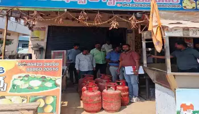 హోటళ్ల పై సివిల్ సప్లై అధికారుల మెరుపు దాడులు హోటళ్ల పై సివిల్ సప్లై అధికారుల మెరుపు దాడులు
