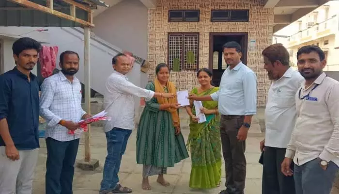 ఇంటింటి ఓటర్ స్లిప్ లు పంపిణీ షురూ..! ఇంటింటి ఓటర్ స్లిప్ లు పంపిణీ షురూ..!