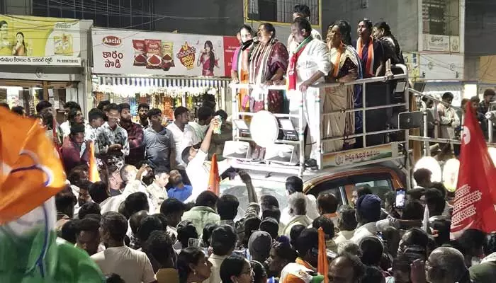 పేదల సంక్షేమం కోసం పనిచేసే ప్రభుత్వానికి అండగా నిలవండి : మంత్రి సీతక్క పేదల సంక్షేమం కోసం పనిచేసే ప్రభుత్వానికి అండగా నిలవండి : మంత్రి సీతక్క