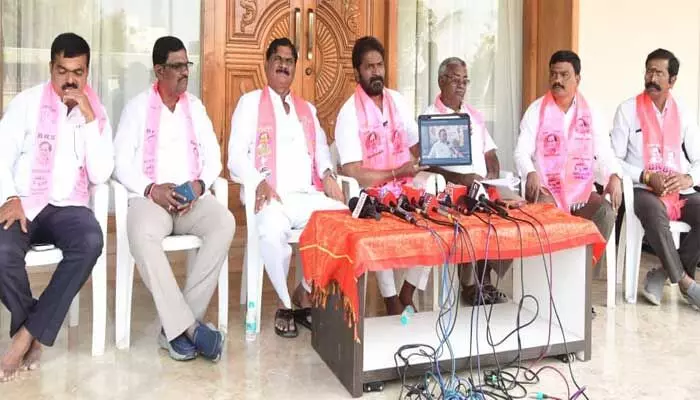 అభివృద్ధిని ఆగంచేస్తూ వ్యక్తిగత విమర్శలు చేస్తావా...? : మాజీ మంత్రి శ్రీనివాస్ గౌడ్ అభివృద్ధిని ఆగంచేస్తూ వ్యక్తిగత విమర్శలు చేస్తావా...? : మాజీ మంత్రి శ్రీనివాస్ గౌడ్