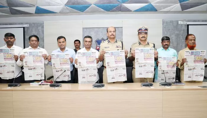 ‘సురక్ష’ ప్రత్యేక సంచికను ఆవిష్కరించిన డీజీపీ ‘సురక్ష’ ప్రత్యేక సంచికను ఆవిష్కరించిన డీజీపీ