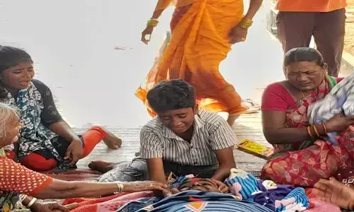 తల్లి, తండ్రి మృతి.. అనాధలైన పిల్లలు