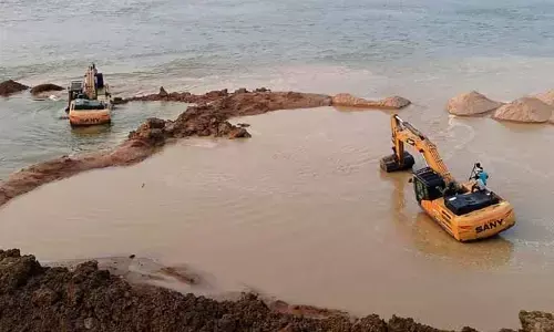 గోదావరి వరదతో నిలిచిన కరకట్ట పనులు..!