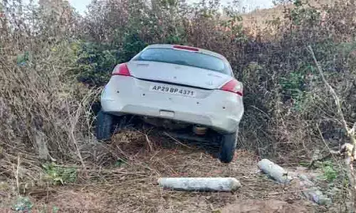 మేడారం వెళ్తున్న కారు.. అర్ధరాత్రి బీభత్సం