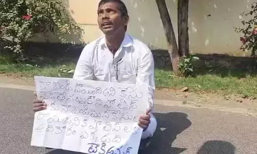 బైక్ పోయిందని కేసు పెడితే దిక్కుల లేదు కానీ చలాన్లు వేస్తారా? బెజవాడలో వ్యక్తి వింత నిరసన