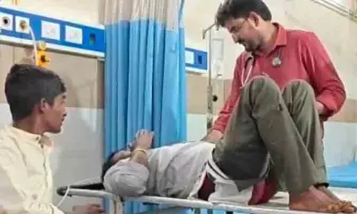 శ్రీశైలం జాతీయ రహదారిపై ఆటో బోల్తా.. ముగ్గురు విద్యార్థులకు గాయాలు