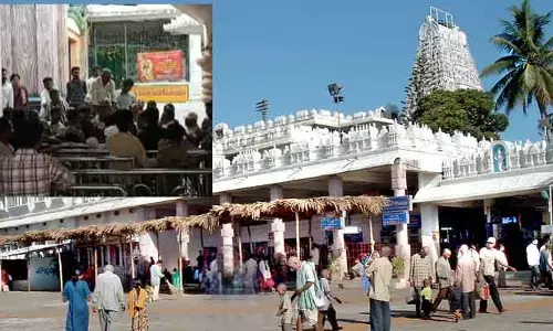 అన్నవరం ఆలయం వద్ద ఉద్రిక్తత.. ప్రసాదం కోసం భక్తుల ఫైటింగ్