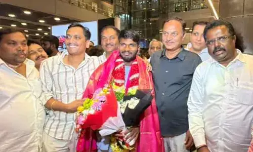 అండర్ -19 విజేత ఆరోన్ జార్జ్ కు ఎయిర్ పోర్టులో ఘన స్వాగతం